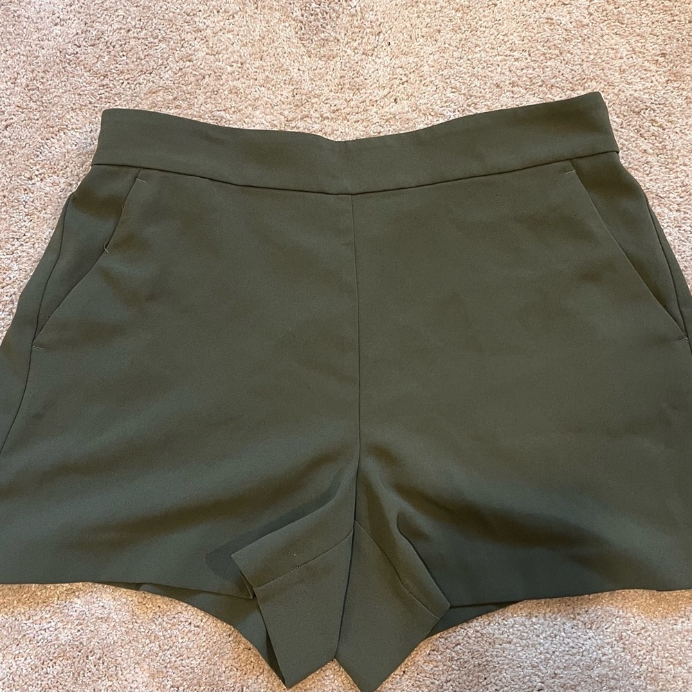 LOFT size M elastic waistband dressy shorts with flat front & pockets